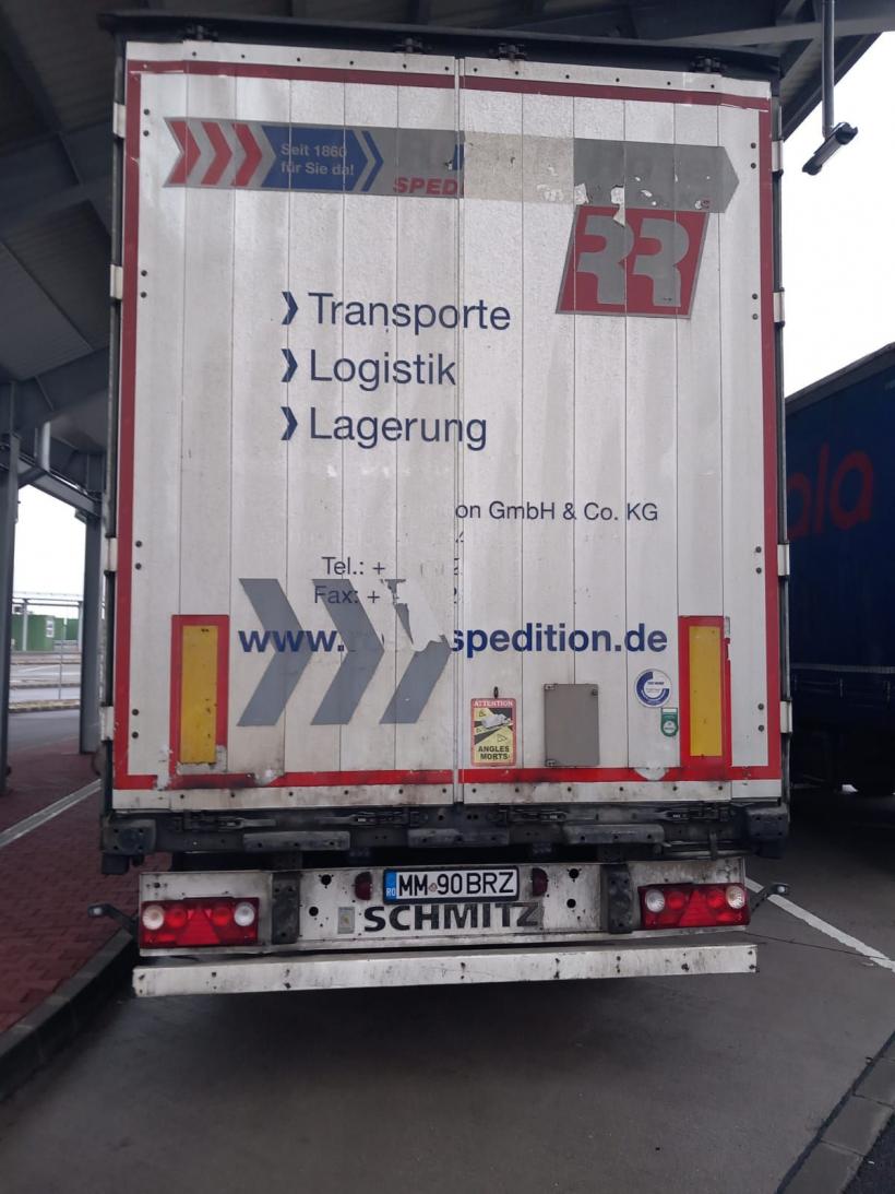 Cinci tranporturi ilegale de deșeuri, oprite vineri să intre în țară pe la Borș 18871746