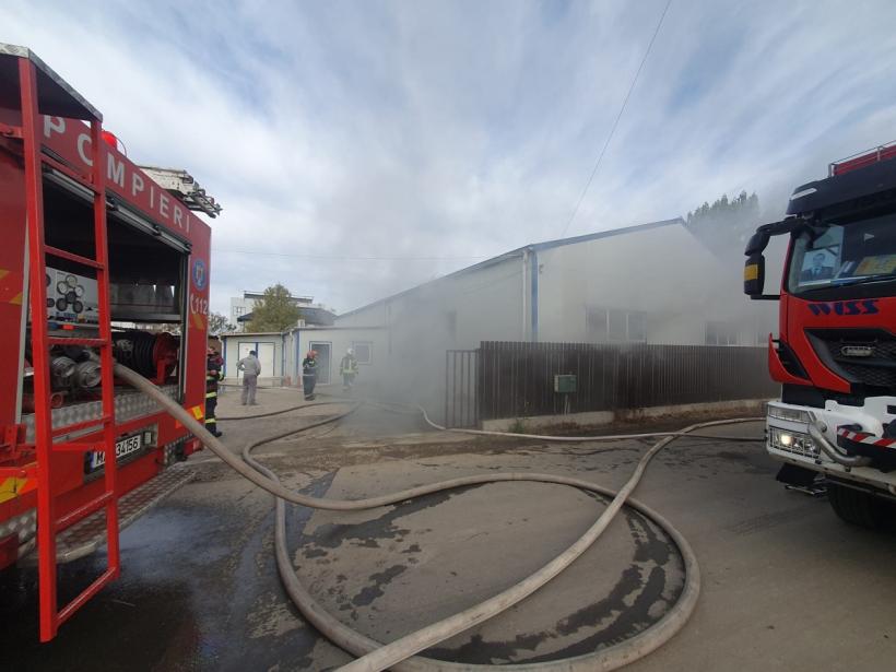 Incendiu de proporții la un atelier auto din Bragadiru