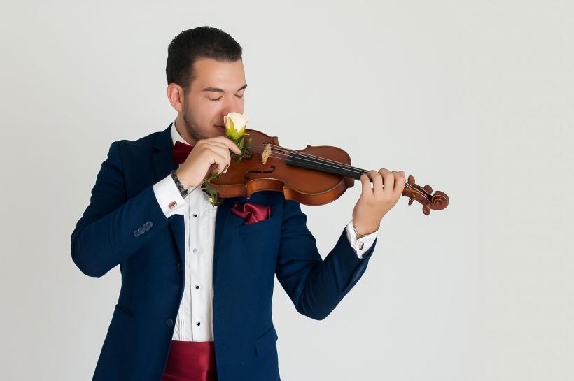 Românul Bogdan Alexandru Costache –  dirijorul-violonist al REGALULUI VIENEZ - aclamat în Malaezia şi în Dubai 18871516