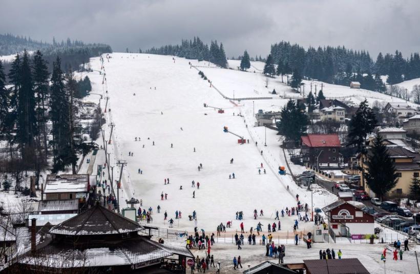 Anul acesta va ninge mai mult, în zonele montane. Domeniile schiabile s-au deschis deja. Se anunță un sezon perfect pentru schi, în România 18871496
