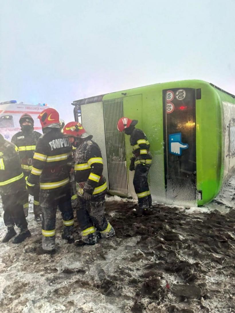 Planul Roșu de intervenție, activat în Ialomița. Un autocar cu 40 de pasageri s-a răsturnat