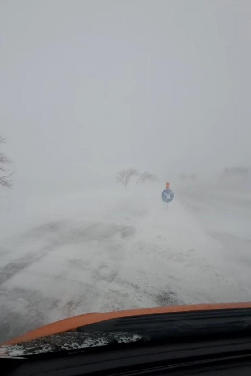 Iarna paralizează România: Autostrada A2 Bucureşti - Constanţa și 20 de drumuri naționale închise, 29 de trenuri anulate, iar un autocar plin cu ucraineni s-a răsturnat 18871921