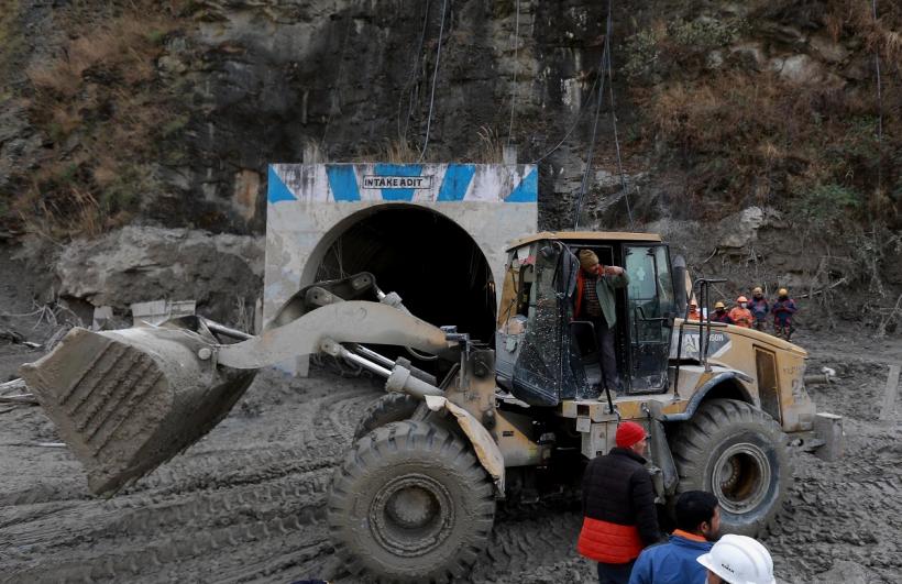 Salvatorii bărbaților prinși în tunelul prăbușit în India, împiedicați de vremea rea