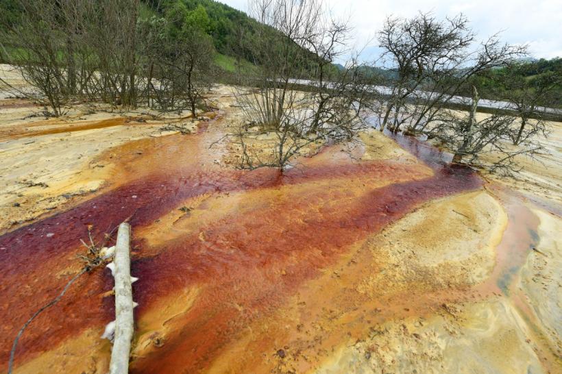 2.400 de zone, scăldate în otravă: Am decontaminat până am umplut țara de terenuri poluate. Industria petrolieră face prăpăd 18872008
