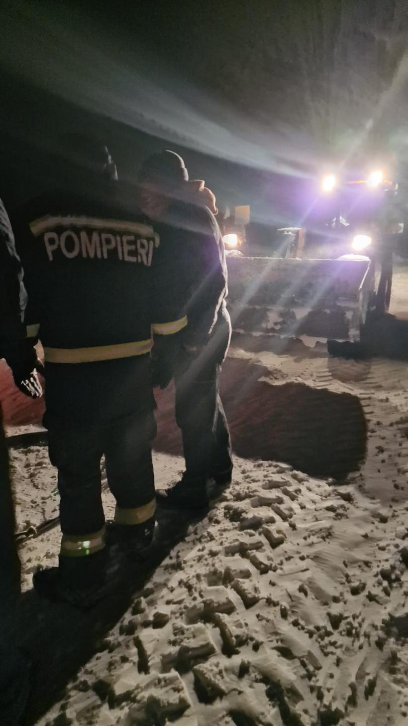 Oameni blocați în nămeți care depășesc și 2 metri înălțime, salvați în timpul nopții la Tulcea