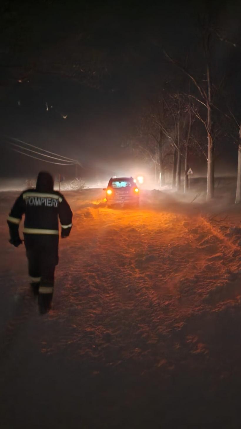 Oameni blocați în nămeți care depășesc și 2 metri înălțime, salvați în timpul nopții la Tulcea 18872050