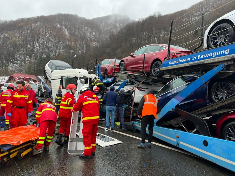 Accident grav pe DN 7, Valea Oltului. Traficul a fost blocat după ce două autotrenuri cu platformă de transport mașini s-au ciocnit 18872348