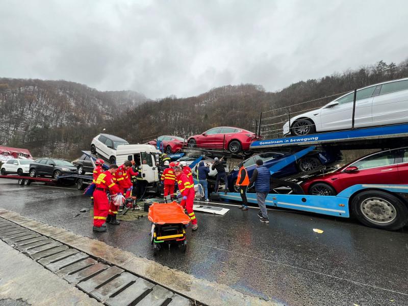 Accident grav pe DN 7, Valea Oltului. Traficul a fost blocat după ce două autotrenuri cu platformă de transport mașini s-au ciocnit 18872349