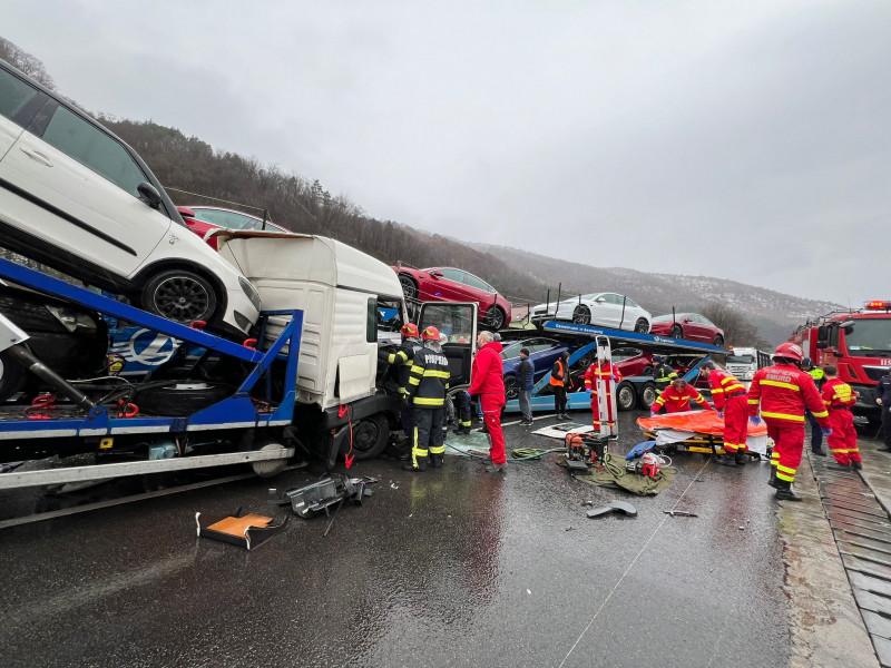 Accident grav pe DN 7, Valea Oltului. Traficul a fost blocat după ce două autotrenuri cu platformă de transport mașini s-au ciocnit 18872350