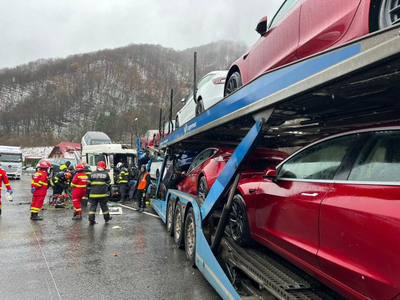 Accident grav pe DN 7, Valea Oltului. Traficul a fost blocat după ce două autotrenuri cu platformă de transport mașini s-au ciocnit 18872351