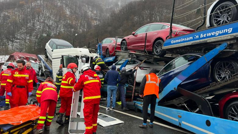 Accident grav pe DN 7, Valea Oltului. Traficul a fost blocat după ce două autotrenuri cu platformă de transport mașini s-au ciocnit 18872353
