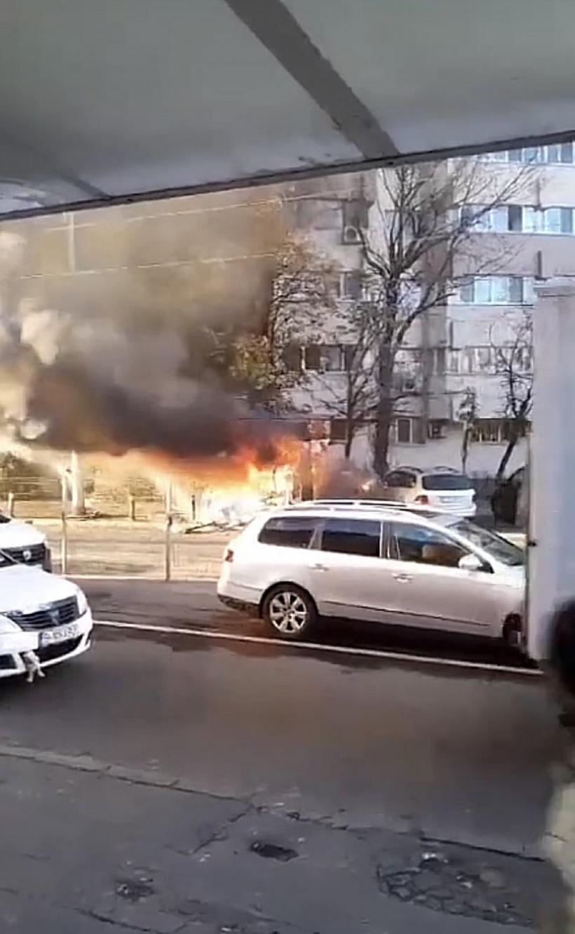 O mașină cu o persoană la bord a explodat pe o stradă din București! 