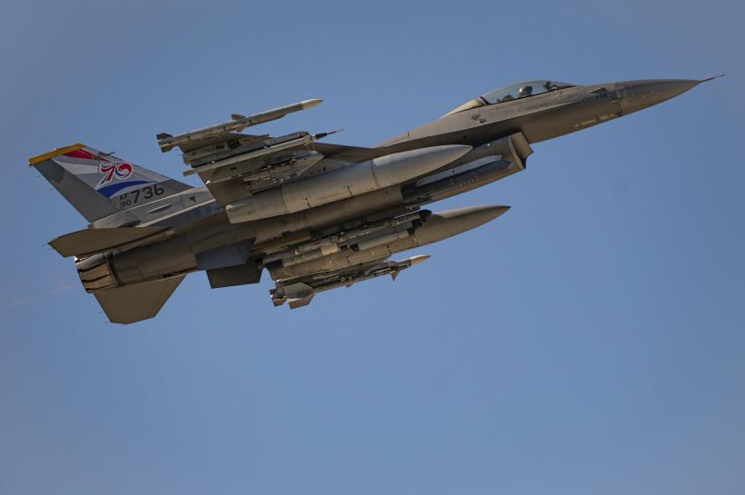 Primele trei avioane F-16 Fighting Falcon achiziționate din Norvegia au ajuns în România