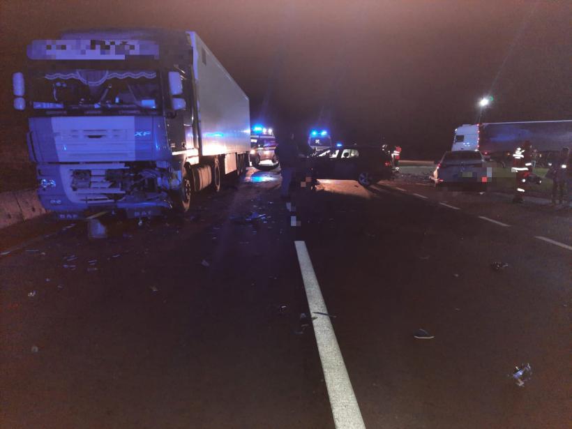 Accident cu un TIR și două autoturisme. Mai multe victime, printre care doi copii, transportate de urgență la spital  18872850