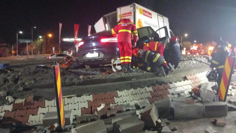 Accident cu cinci victime la Târgu Frumos. O mașină a intrat într-o autoutilitară pentru transport pâine 