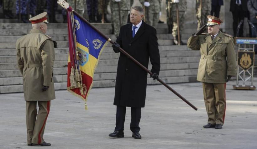 Noul şef al Statului-Major al Apărării a fost învestit. Klaus Iohannis a înmânat drapelul de luptă generalului Gheorghiță Vlad