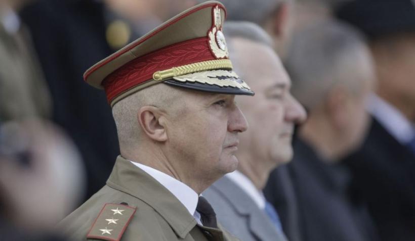 Noul şef al Statului-Major al Apărării a fost învestit. Klaus Iohannis a înmânat drapelul de luptă generalului Gheorghiță Vlad 18872790