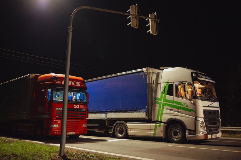 Camionagiii slovaci vor bloca trecerea frontierei ucrainene, alăturându-se protestelor din Polonia
