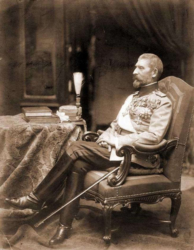 Prima Constituție adoptată după Unirea din 1918. Străinii nu puteau deține imobile rurale sau funcții în stat, iar Regele avea atât puteri legislative, cât și executive 18872583