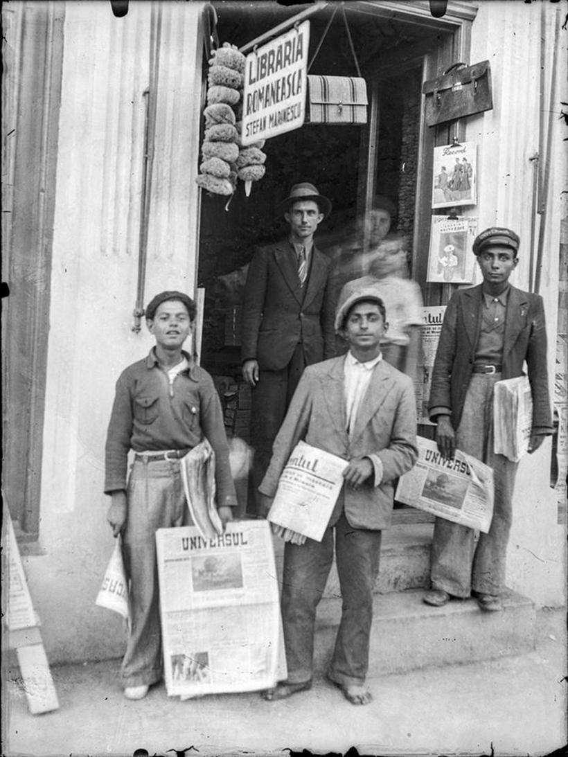 Prima Constituție adoptată după Unirea din 1918. Străinii nu puteau deține imobile rurale sau funcții în stat, iar Regele avea atât puteri legislative, cât și executive 18872584