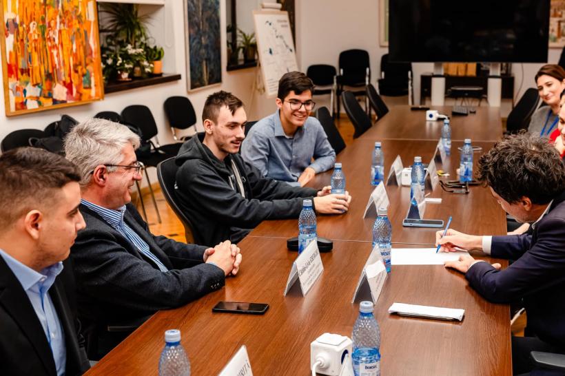 Luminile de la Târgul de Crăciun din București, aprinse de elevi olimpici 18872717