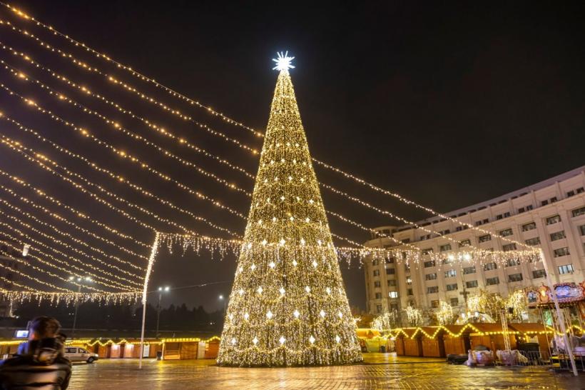 S-au aprins luminițele de Crăciun, în Capitală! Decorațiunile și ghirlandele de pe principalele bulevarde au costat 5 milioane de lei 18872831