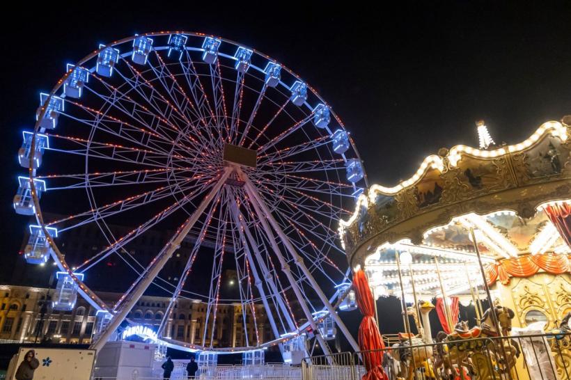 S-au aprins luminițele de Crăciun, în Capitală! Decorațiunile și ghirlandele de pe principalele bulevarde au costat 5 milioane de lei 18872832