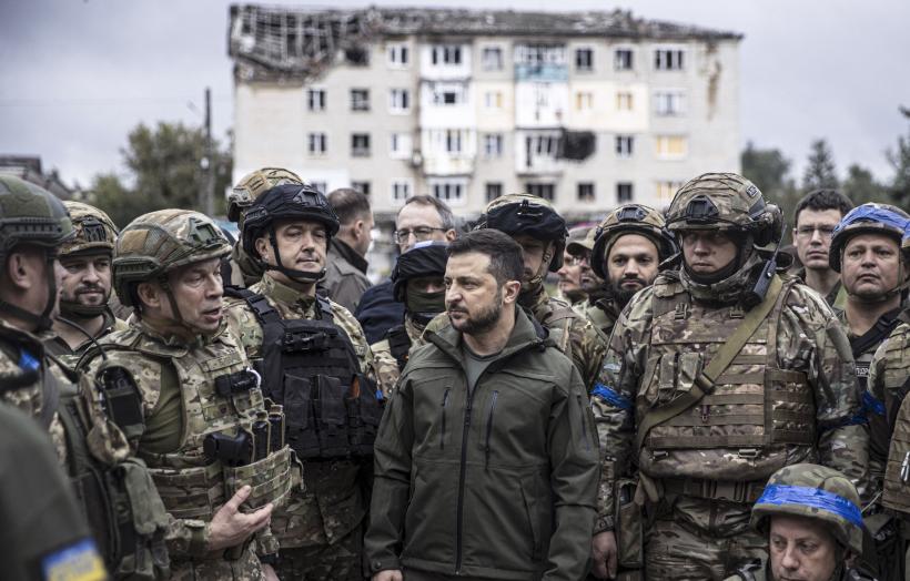 Volodimir Zelenski vizitează trupele de pe linia frontului din nord-estul Ucrainei