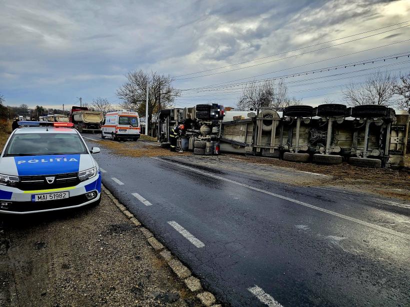 Accident la Giurgiu. Un camion cu balast s-a răsturnat. Șoferul este rănit
