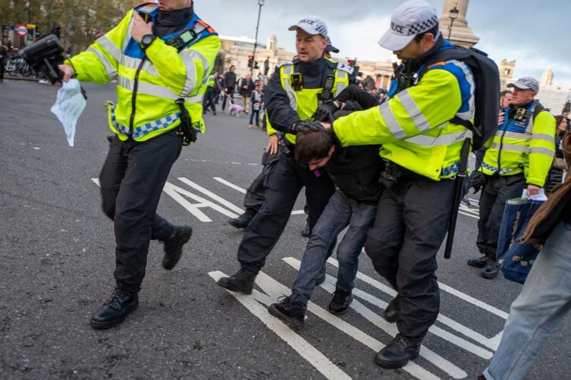 Polițiști rănți după meciul Aston Villa - Legia Varșovia. Zeci de persoane, arestate 18872866