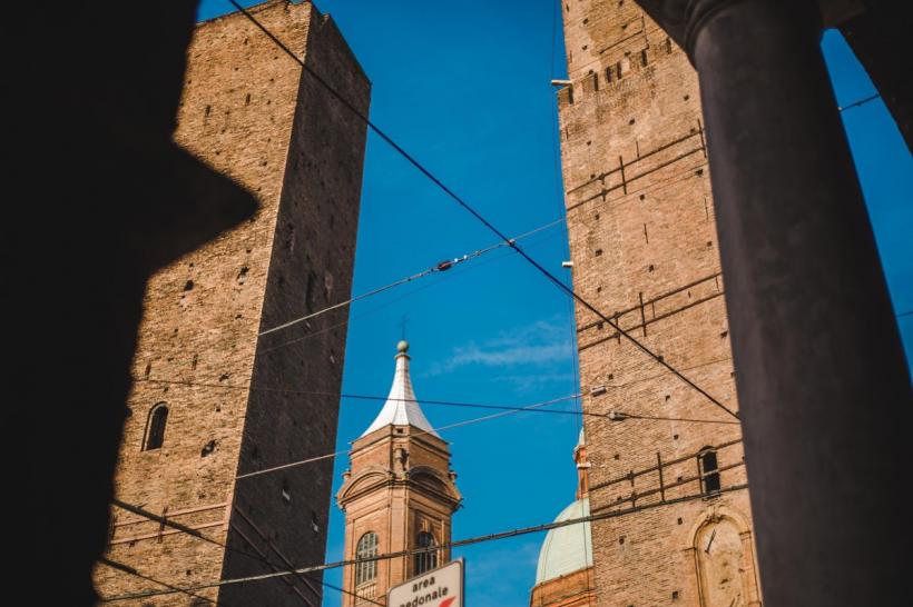 Turnul înclinat din Bologna, izolat din cauza temerilor că s-ar putea prăbuși