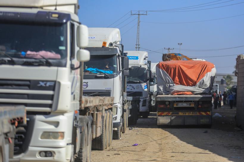 Primele camioane cu ajutoare, după încetarea armistițiului, se îndreaptă spre Fâșia Gaza, 