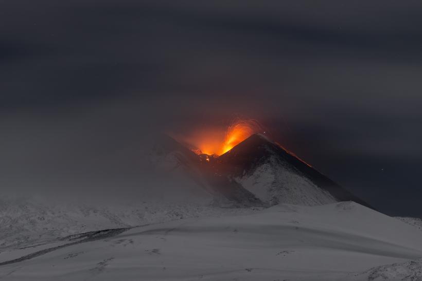 Erupția vulcanului Etna. Lava fierbinte curge pe versanții muntelui 18873006