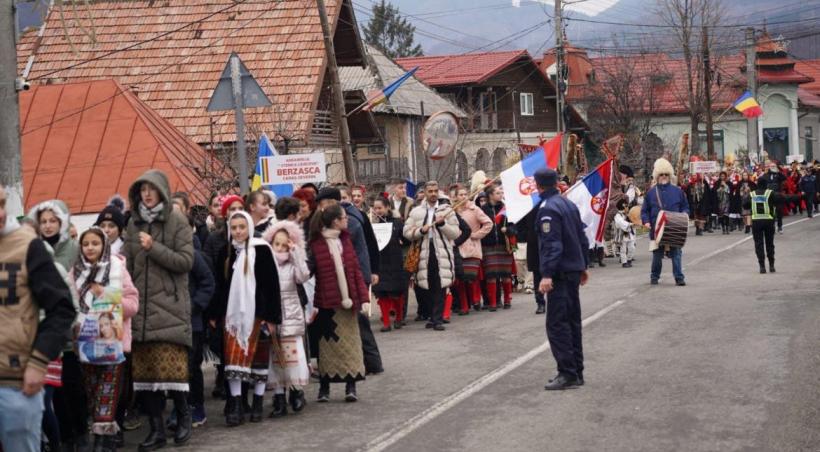 Colinde și gogoși pentru turiști, la Pietroșița și Moroeni 18873332