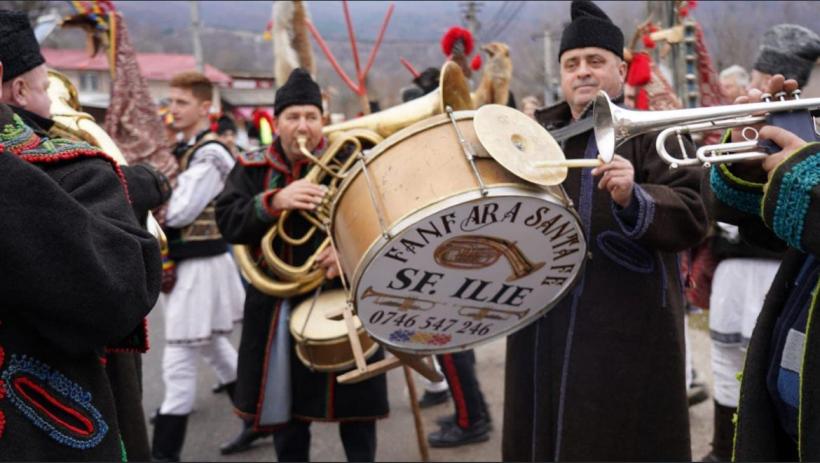 Colinde și gogoși pentru turiști, la Pietroșița și Moroeni 18873333