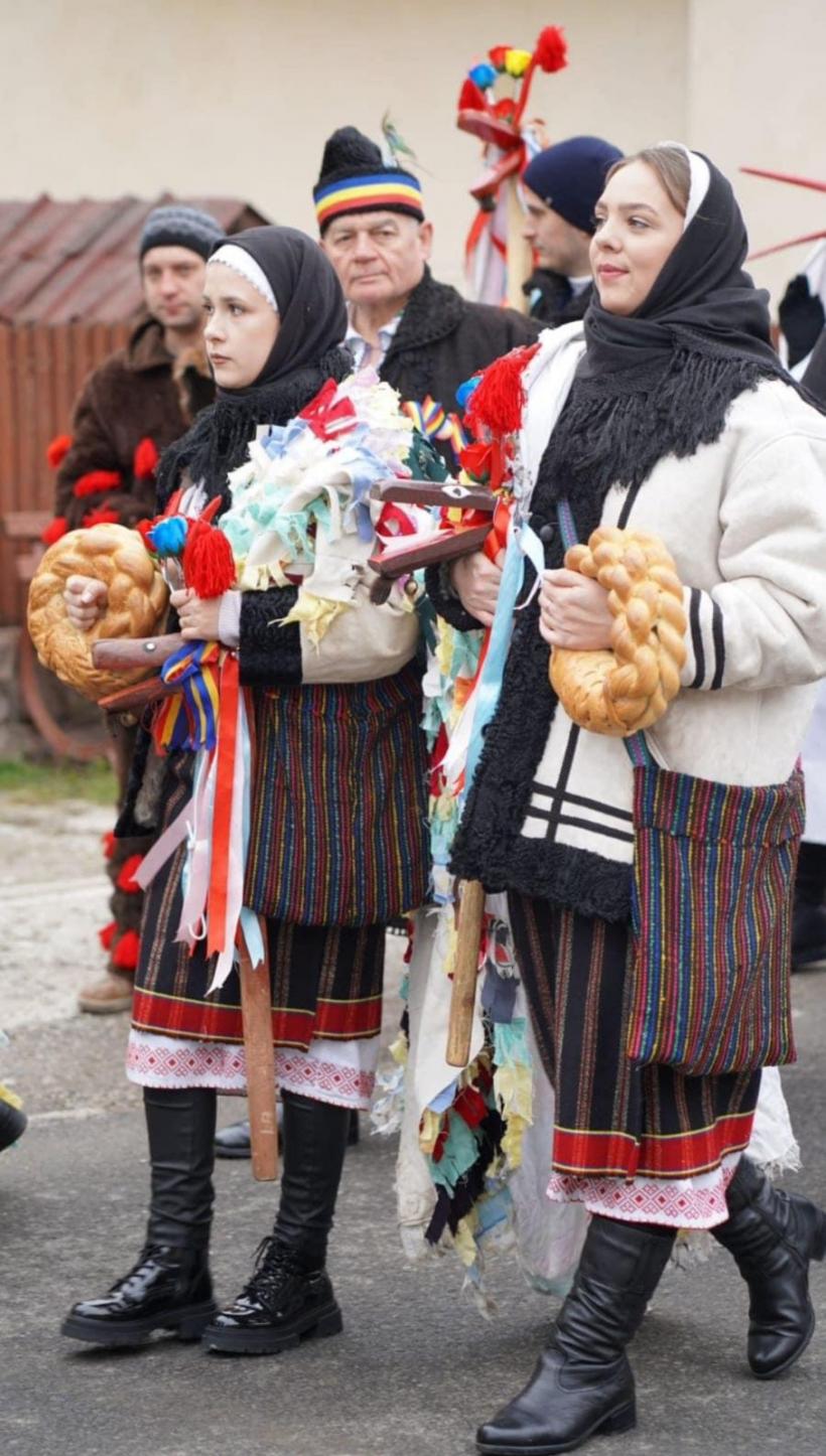 Colinde și gogoși pentru turiști, la Pietroșița și Moroeni 18873334