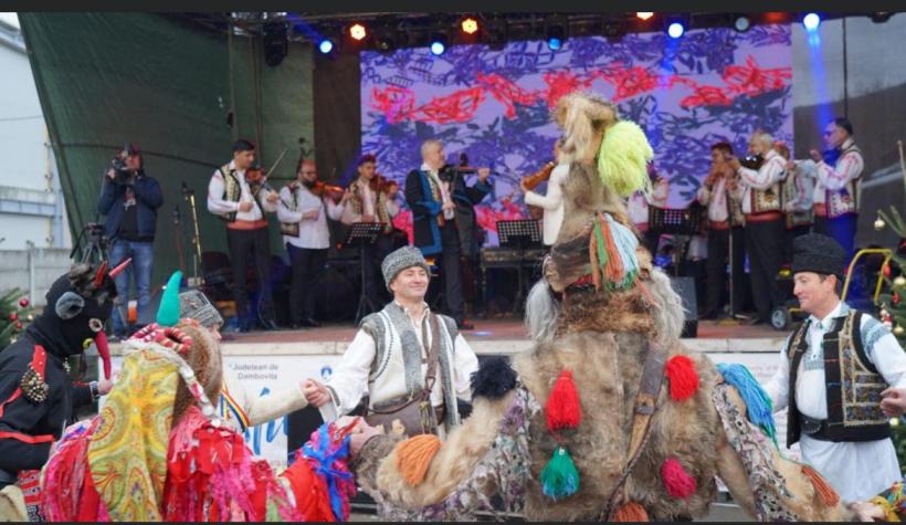 Colinde și gogoși pentru turiști, la Pietroșița și Moroeni 18873335