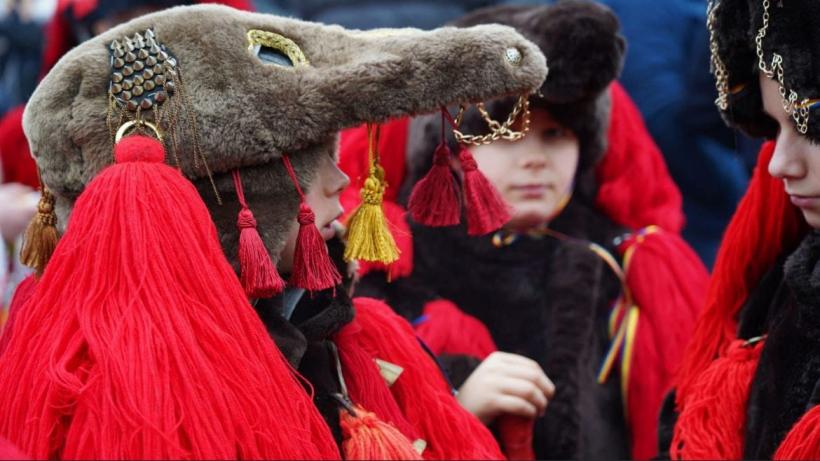Colinde și gogoși pentru turiști, la Pietroșița și Moroeni 18873336