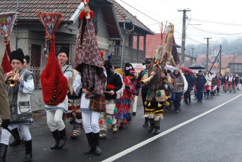 Colinde și gogoși pentru turiști, la Pietroșița și Moroeni 18873337