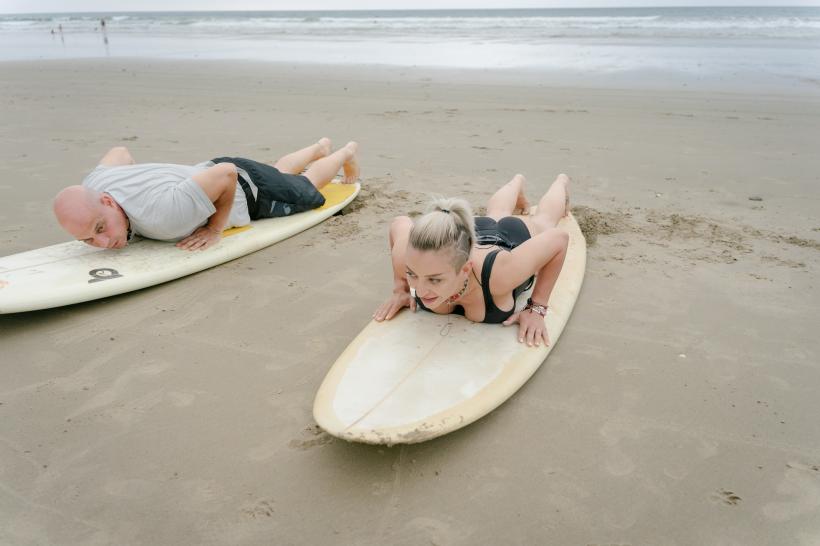 Romică și Cătălin Țociu au câștigat imunitatea mare aseară, la America Express. Diseară, concurenții se lasă duși de val, pentru o sesiune intensă de surfing! 18873463