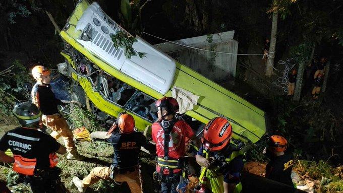 Curba ucigașă: Cel puțin 16 persoane au murit după ce un autobuz a căzut într-o râpă