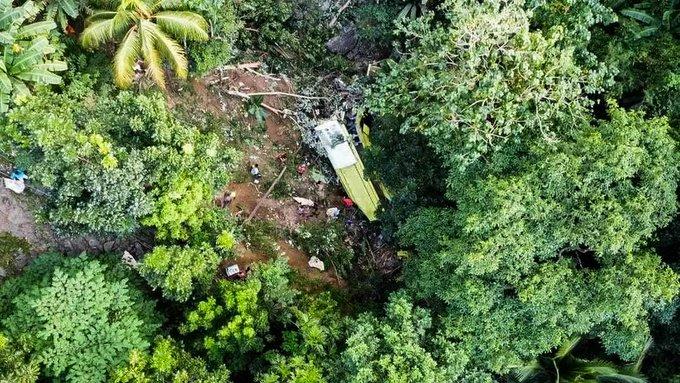 Curba ucigașă: Cel puțin 16 persoane au murit după ce un autobuz a căzut într-o râpă 18873606