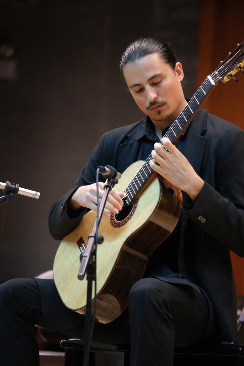 Din Statele Unite la București: chitaristul DRAGOȘ ILIE, laureat cu peste 40 de premii internaționale,  invitat la Sala Radio 18873706