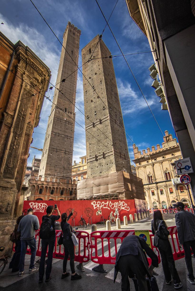 Pericol de prăbușire: repararea turnului înclinat din Bologna va dura cel puțin 10 ani 18873768