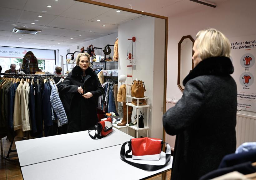 Românii se împrumută la bancă pentru a-și cumpăra lemne, porc de Crăciun sau ca să achite facturile și se îmbracă de la second-hand 18873925