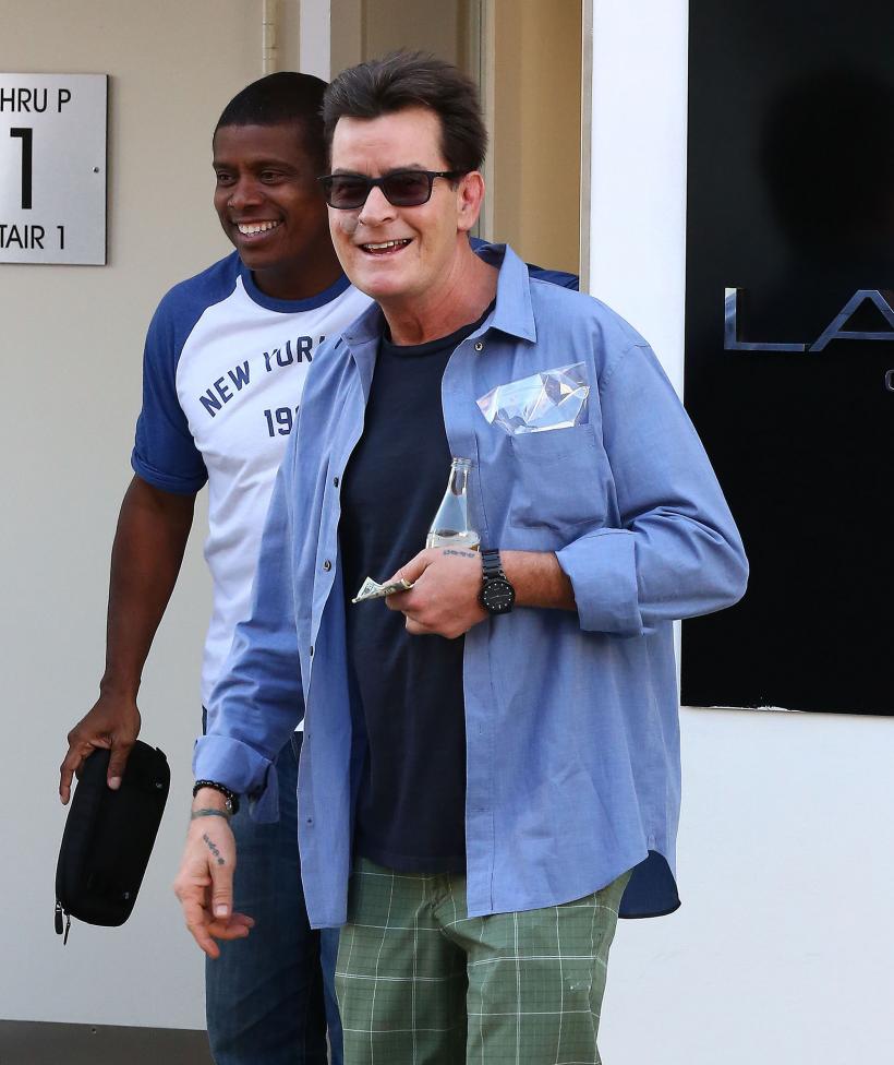 Cum a renunțat celebrul actor Charlie Sheen la băutură. Vedeta din "Doi bărbați și jumătate" nu a mai pus gura pe alcool de 6 ani  18873930