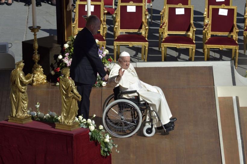 În convalescență, Papa Francisc a citit o rugăciune de la o fereastră a palatului din Vatican
