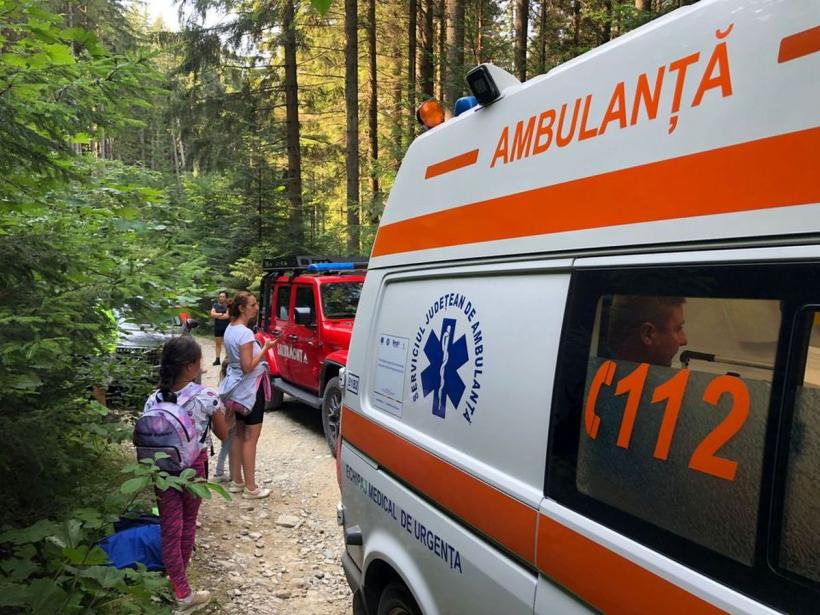 Două ambulanțe solicitate în zona Durău Park: un adult și un copil s-au accidentat