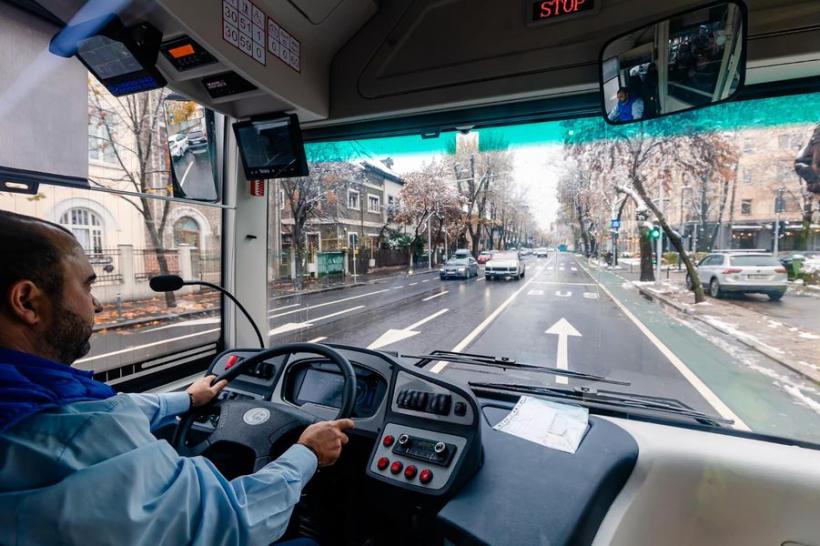 Șase autobuze electrice vor intra de sâmbătă pe traseu, pe linia 330 din Capitală 18874126