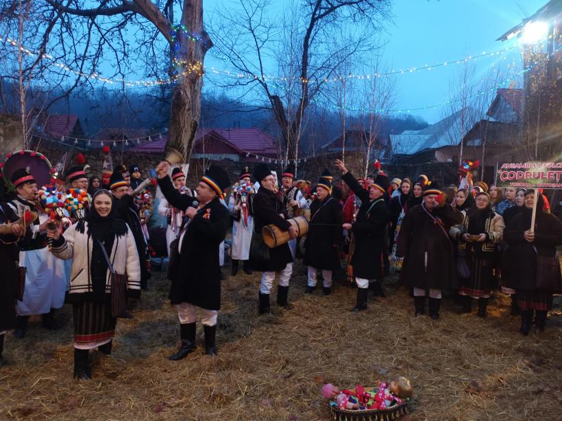 Colinde, plăcinte și gogoși gratis, în nordul Dâmboviței 18874251